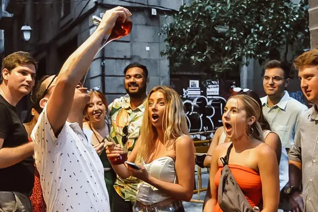Friends raising their drinks on a tapas walking tour in the old town