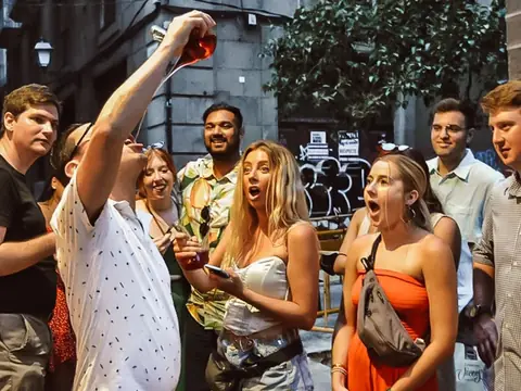 Friends raising their drinks on a tapas walking tour in the old town